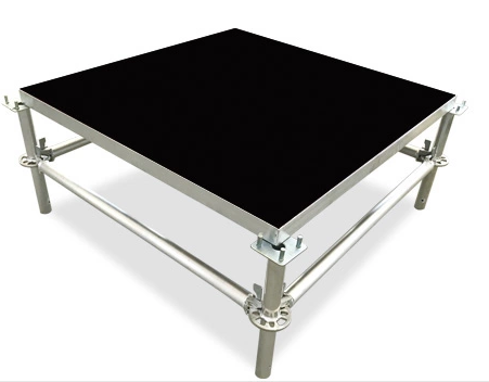 Открытый концертный свадебный фон обрамляет сценическую платформу для музыкального исполнения