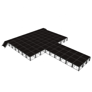 Открытый концертный свадебный фон обрамляет сценическую платформу для музыкального исполнения